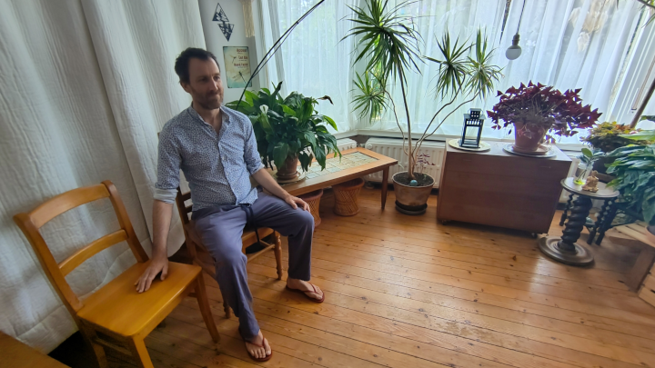 Le constellateur assis dans la salle de travail